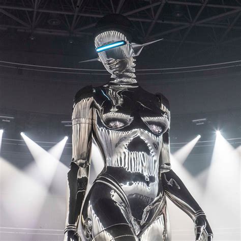 hajime sorayama model.